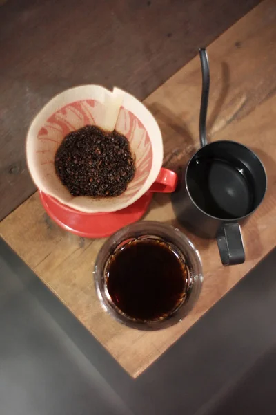 V60技術によるコーヒー飲料製造法ではコーヒーを特殊な紙で濾過してパルプなしでコーヒーを製造します — ストック写真
