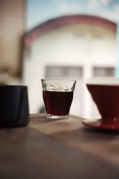 V60技術によるコーヒー飲料製造法ではコーヒーを特殊な紙で濾過してパルプなしでコーヒーを製造します — ストック写真