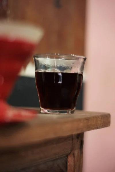 采用V60技术的咖啡饮料酿造方法 用特殊的纸片过滤咖啡 使咖啡没有纸浆 — 图库照片