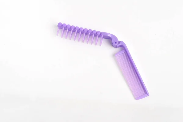 白色背景上隔离的紫色塑料梳子 — 图库照片