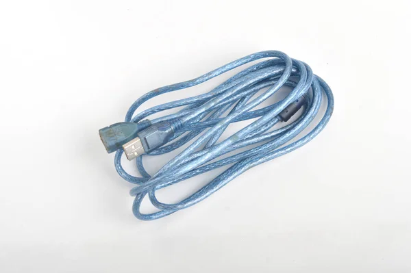 Beyaz Arkaplanda Uzun Mavi Usb Kablosu — Stok fotoğraf