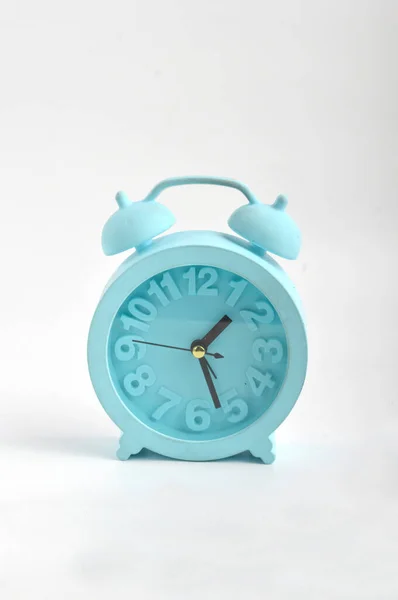白い背景に隔離された青い目覚まし時計 — ストック写真