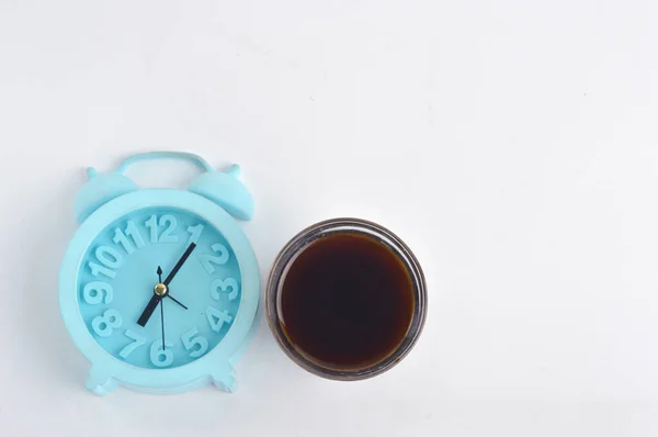 Ett Glas Svart Kaffe Och Blå Väckarklocka Isolerad Vit Bakgrund — Stockfoto