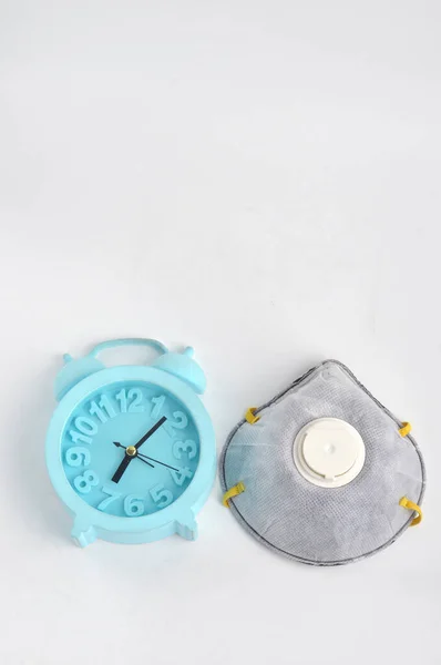 Máscara Gasa Gris Con Agujeros Aire Reloj Despertador Azul Aislado —  Fotos de Stock