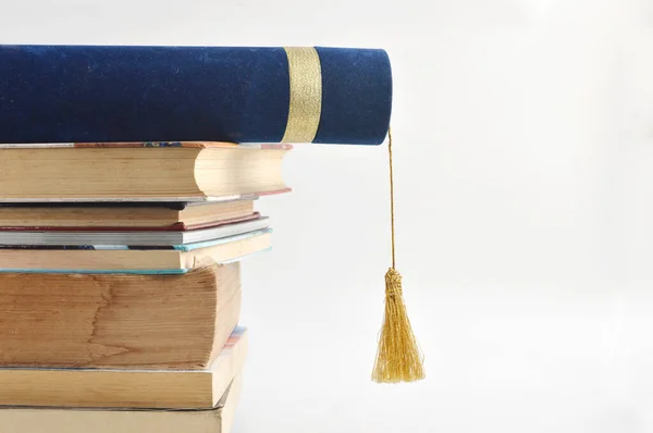 白い背景の本や卒業証書の山 — ストック写真