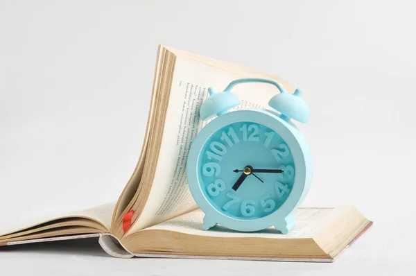 Stack Books Blue Alarm Clock White Background Time Read Abook — Stock Photo, Image