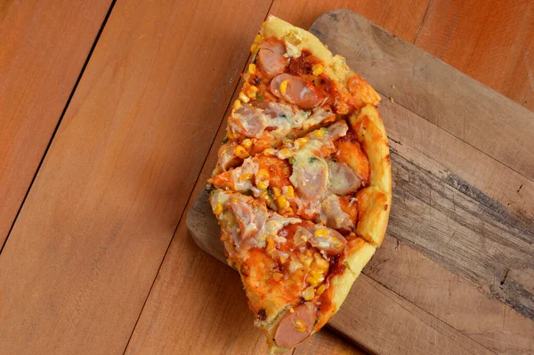 Gustoso Pezzo Pizza Bordo Tritato — Foto Stock