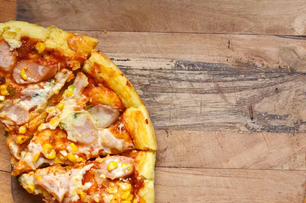 Gustoso Pezzo Pizza Bordo Tritato — Foto Stock