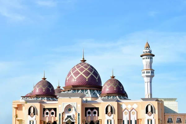 Büyük Cami Baitul Izzah Tarakan Endonezya Mavi Gökyüzü Beyaz Bulutlara — Stok fotoğraf