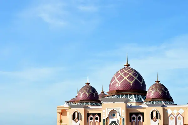 Velká Mešita Baitul Izzah Tarakan Indonésie Proti Modré Obloze Bílým — Stock fotografie