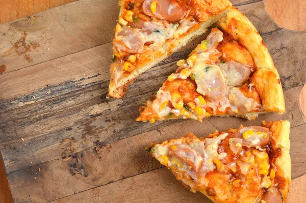 Fincsi Szelet Pizza Fedélzeten Apróra Vágva Stock Kép