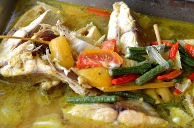 Endonezya usulü lezzetli, zerdeçal soslu balık.