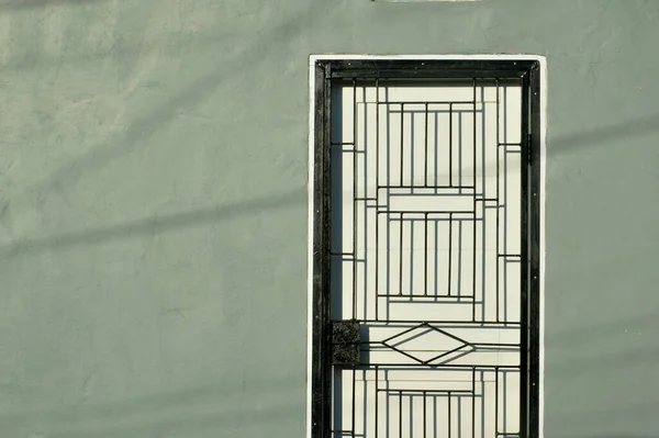 Porta Legno Rivestita Con Porte Ferro Sicurezza — Foto Stock