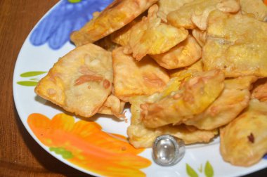 Un hamuruna bulanmış kızarmış muz, Endonezya ve Malezya 'da yaygın olarak bulunan bir aperatif.