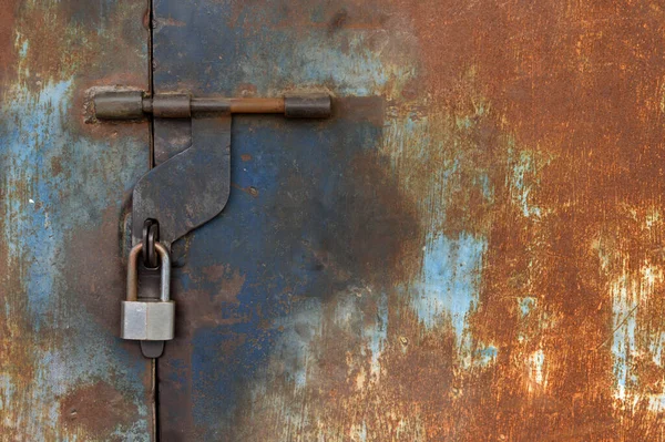 南京錠付きの古い錆びた鉄の扉 — ストック写真