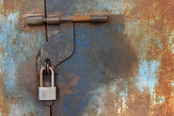 南京錠付きの古い錆びた鉄の扉 — ストック写真
