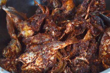 Endonezya usulü baharatlı kurutulmuş balık.