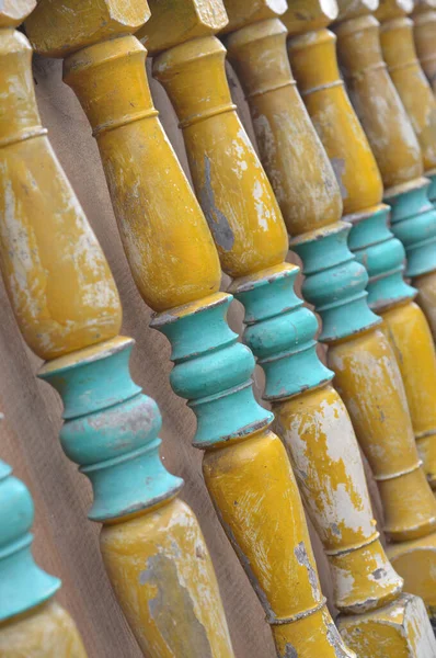 Pilares Cercas Madera Amarillas Alinearon Con Enfoque Selectivo — Foto de Stock
