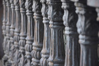 seçici odaklı gri beton çit sütunları