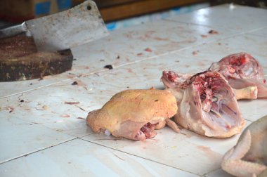 Piyasada satılık çiğ tavuk parçaları var.