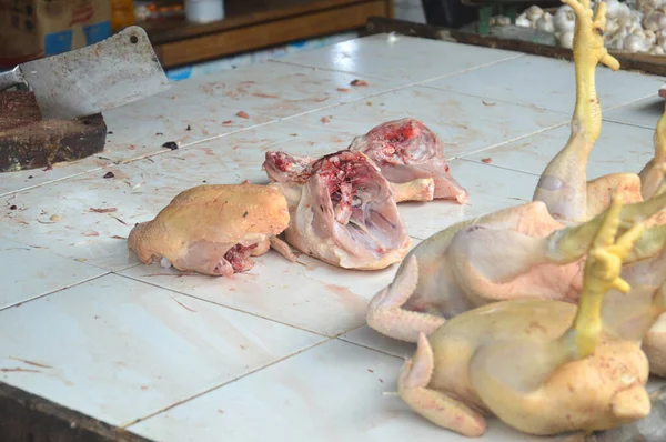 Сырые Куски Мёртвой Курицы Столе Продажи Рынке — стоковое фото