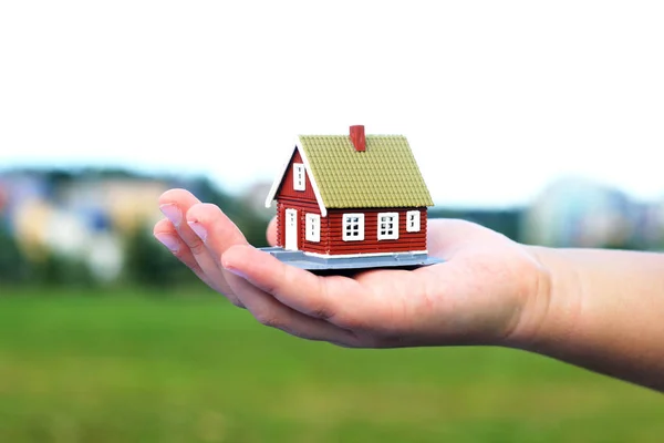 Hand is giving a house — Stock Photo, Image