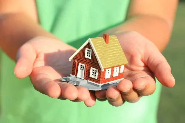 Mano sta dando una casa — Foto Stock