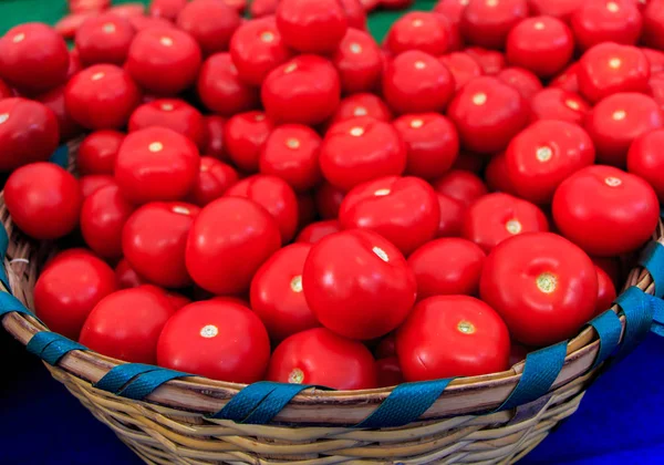 Tomaten auf dem Tresen — Stockfoto