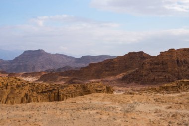 Kırmızı ve kahverengi taş ve İsrail timna parkında dağlar