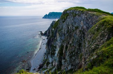 Kayalık sahil ve deniz feneri