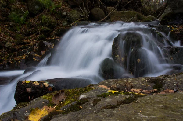 Brede waterval in de herfst bos — Stockfoto