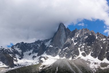 Fransız Alpleri'nde Dağı'nda zirve yağmurlu bulutlar ile kaplıdır
