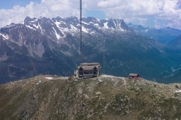 Kablo en iyi görünüme yol dağlarda yaz aylarında durdurmak — Stok fotoğraf