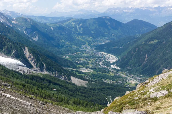 La vista superior al valle verde en los Alpes franceses en verano — Foto de Stock