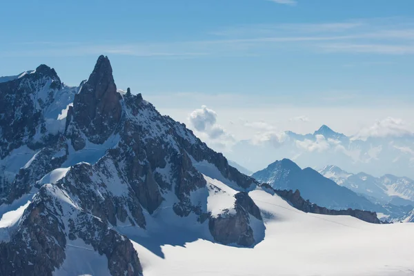Montblanc dağlarda yaz aylarında zirveleri