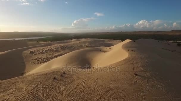 La vue aérienne en volant drone vers les dunes de sable 
