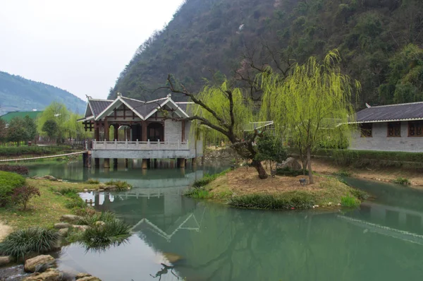이른 봄 동안 호수 근처 중국 집 — 스톡 사진