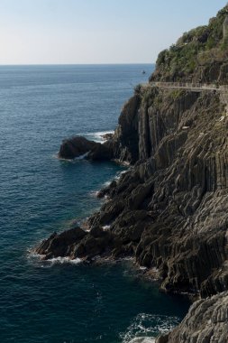 Rocky Dağları ve uçurumun kenarında tehlikeli yol