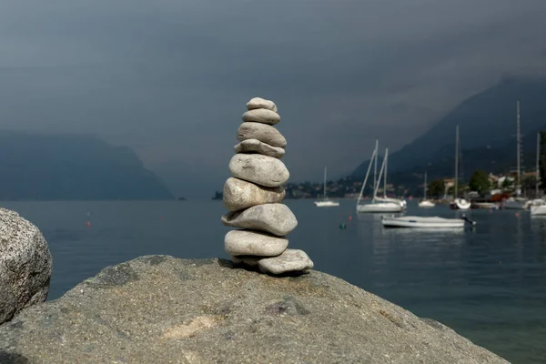 El cairn de piedra en la playa del lago durante la tormenta — Foto de Stock