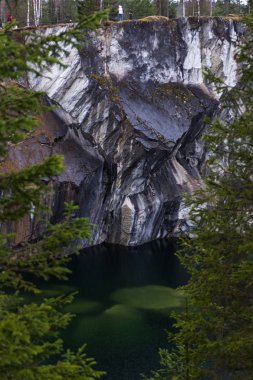 Erken baharda derin koyu göl ve mermer Kanyon