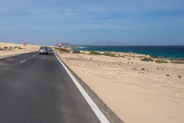 Kum tepeleri ile asfalt yol