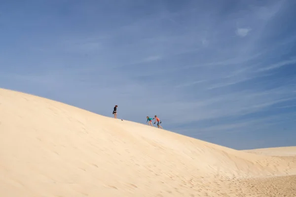 어린이 모래 언덕에서 놀으십시오 — 스톡 사진