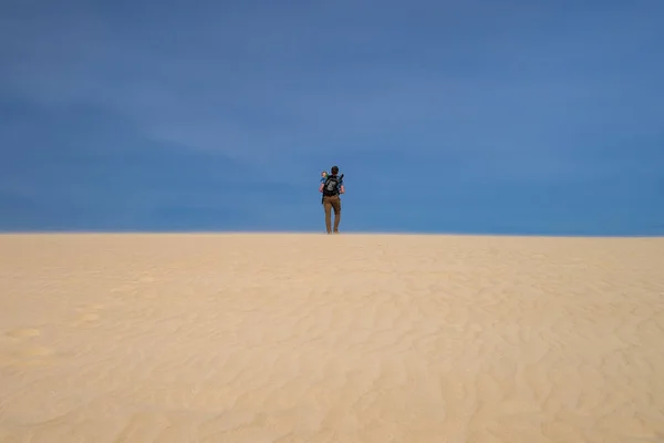 모래 언덕에서 아기와 함께 한 남자 — 스톡 사진