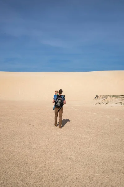 모래 언덕에서 아기와 함께 한 남자 — 스톡 사진