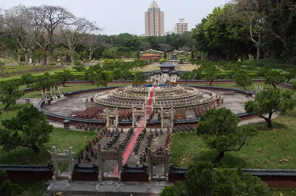 Le parc avec les copies miniatures des lieux célèbres en Chine — Photo