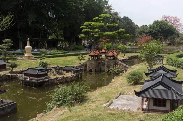 Het park met de exemplaren van de miniatuur van de beroemde plekken in China — Stockfoto