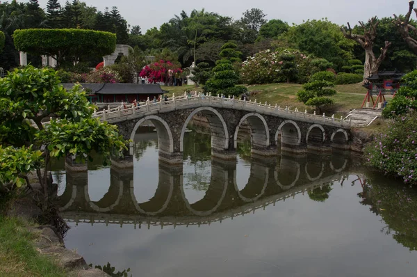 Die Miniatur der traditionellen chinesischen Brücke — Stockfoto