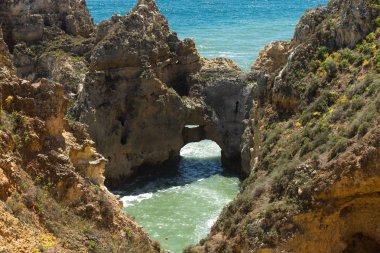 Kayalar ve dalgalar deniz kıyısı Atlas Okyanusu üzerinde