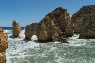 Kayalar ve dalgalar deniz kıyısı Atlas Okyanusu üzerinde