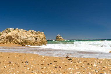 Güzel kayalar ve dalgalar deniz kıyısı üzerinde